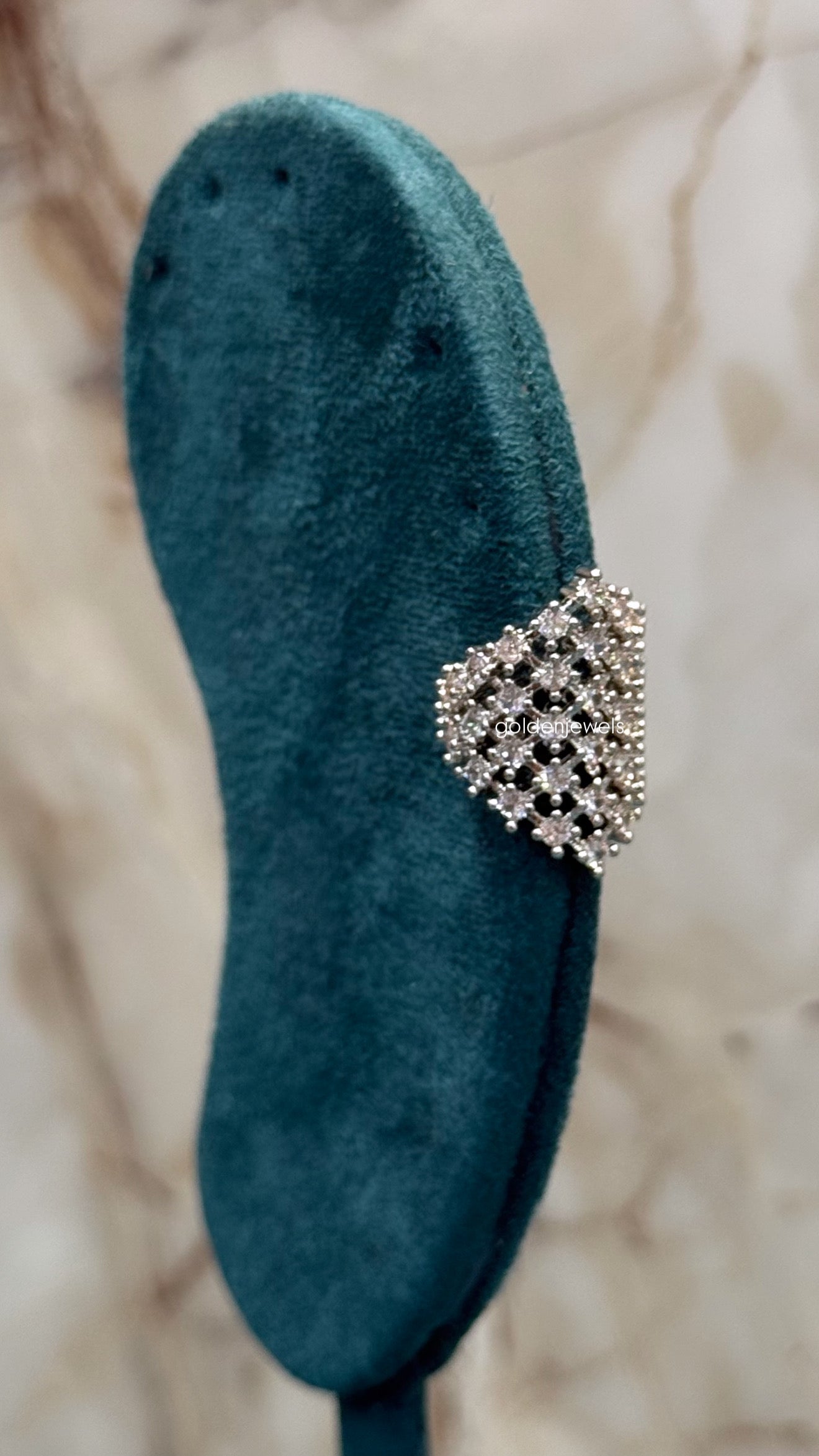 Earcuff Triangle - Golden Jewels